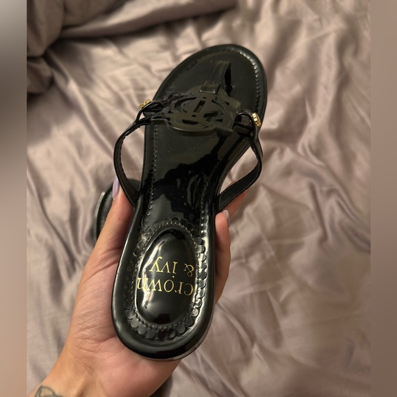 Crown & Ivy Women's Black Thong Sandals - Picture 4 of 4